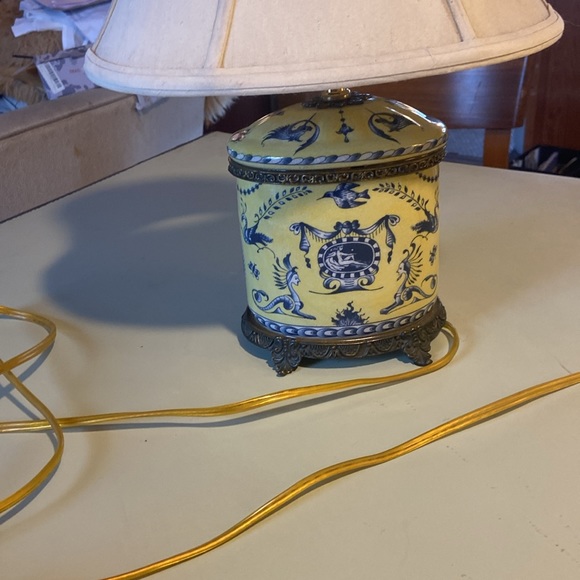 Lamp with lampshade 16” T x 14” W lamp - Picture 4 of 4